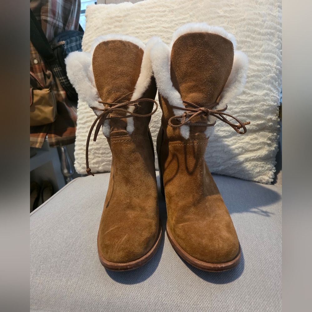 UGG Tan Suede Women's Boots with Shearling Trim Size 8.5 Gread Condition.used.